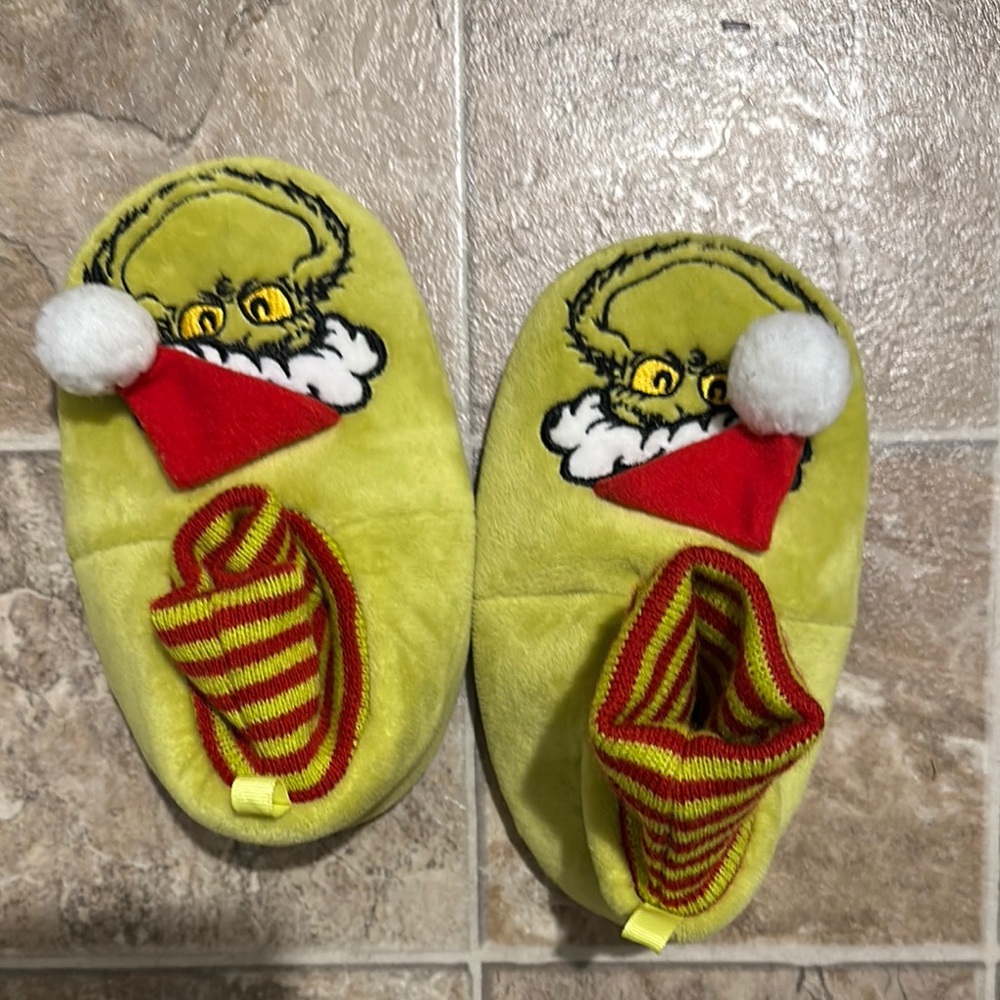 *$2 with bundle* grinch slippers